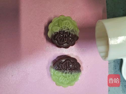 装入模具倒扣按压，脱模即可食用。