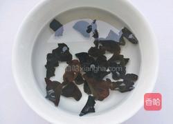 丝瓜木耳菌菇汤的做法图解3