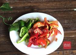 双椒鱼块的做法图解2