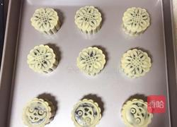 广式豆沙蛋黄月饼的做法图解9