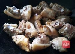 猪蹄浓汤的做法图解1
