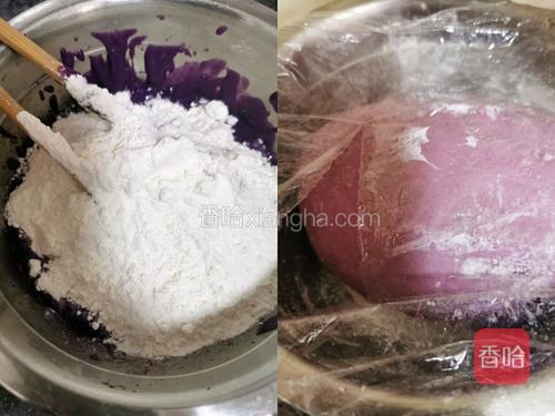 加入面粉,揉成均匀光滑的不沾手的面团松弛10分钟。