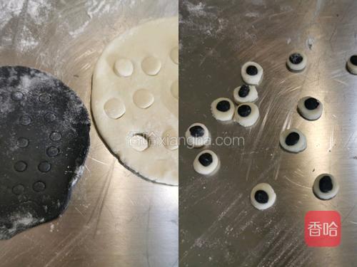 白色面团和黑色面团分别擀成饺子皮厚度,用粗细不同的两根吸管压出圆形,两个叠起来做眼睛。