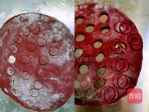 红曲粉面团也擀成饺子皮厚度,用粗吸管压出圆形做脸蛋和鼻孔。两两交叉压出月牙做嘴巴。