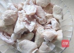 白萝卜炖肥肠的做法图解1