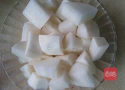 白萝卜炖肥肠的做法图解2