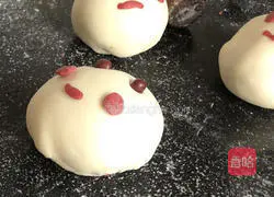 Illustration of making steamed buns with grass on the head 7