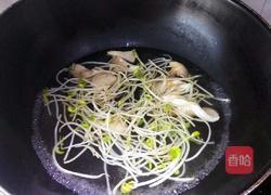 黄豆芽拌平菇的做法图解3