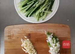 饺子皮版油泼面的做法图解1