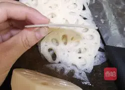 Illustration of how to make cold lotus root 1