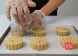 经典广式蛋黄莲蓉月饼的做法图解8