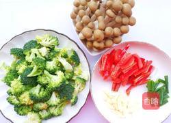 西兰花炒菌菇的做法图解1