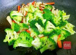 西兰花炒菌菇的做法图解8