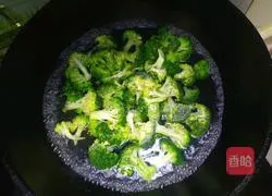 Illustration of how to make stir-fried broccoli 1