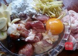 平菇炖膀肉的做法图解2