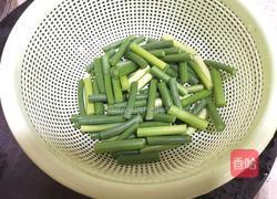 蒜薹肉末炒胡萝卜的做法图解1