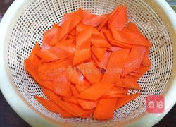 蒜薹肉末炒胡萝卜的做法图解2