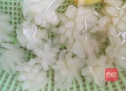 超简单味鲜好吃的红萝卜炒鱿鱼花的做法图解2