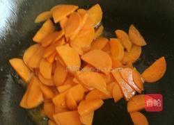 超简单味鲜好吃的红萝卜炒鱿鱼花的做法图解3