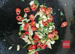 超简单味鲜好吃的红萝卜炒鱿鱼花的做法图解5