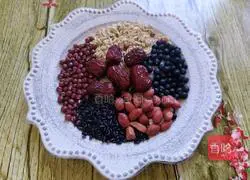 Illustration of how to make milk and multigrain porridge 1