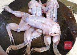 洋葱炒青蛙的做法图解1