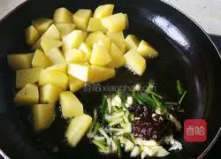 Illustration of how to cook eggplant with potatoes and carrots 5