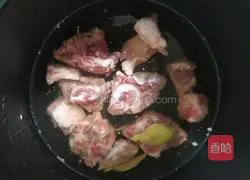 Illustration of how to make pork ribs and winter melon soup 1