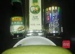 Illustration of how to make shredded zucchini with sesame sauce 1