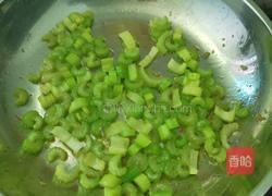 芹菜鸡蛋炒米饭的做法图解3