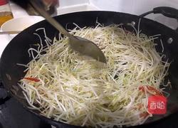 花红柳绿～韭菜豆芽炒鸡蛋的做法图解1