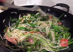 花红柳绿～韭菜豆芽炒鸡蛋的做法图解3