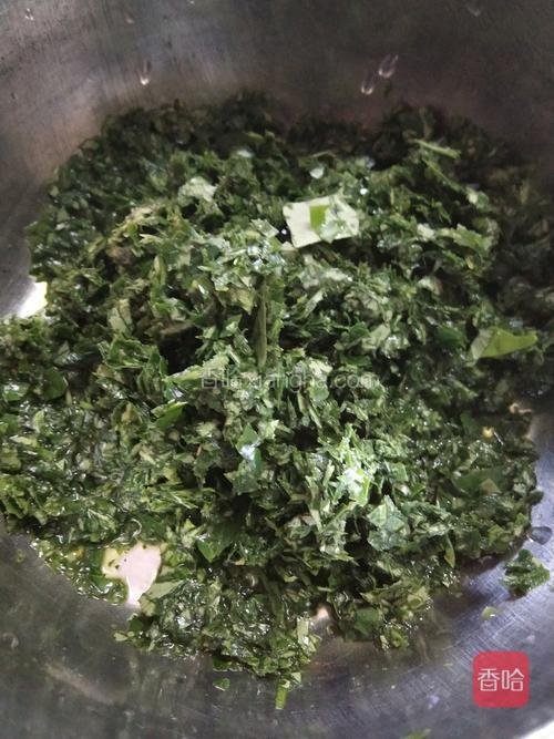 将洗净的蛤蒌叶用菜刀打碎备用