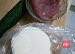 黄瓜肉卷饼的做法图解1