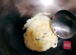 酸菜鸡蛋炒饭的做法图解3