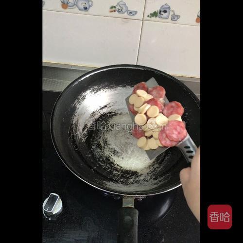 油热，加香肠，鸡肉肠，炒炒更香