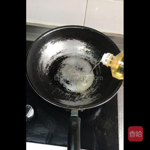 锅中倒上食用油，烧热