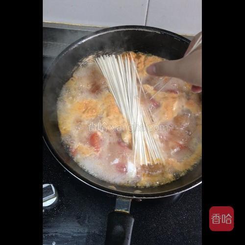 鸡蛋成型时加入面条