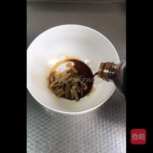 依个人口味添加适量生抽，榨菜