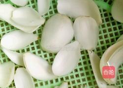 超香好吃营养的百合花生米炒莲藕丁的做法图解1