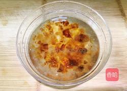 桃胶炖雪梨的做法图解1
