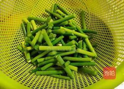 腊肠炒蒜薹的做法图解1