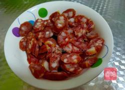 腊肠炒蒜薹的做法图解2