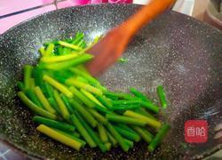 腊肠炒蒜薹的做法图解3