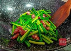 腊肠炒蒜薹的做法图解4