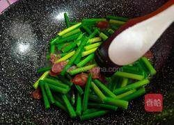腊肠炒蒜薹的做法图解5