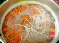 Illustration of how to make carrot and shrimp noodles 8