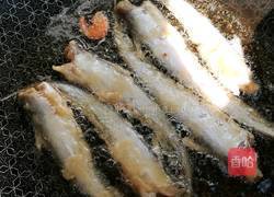 炸秋刀鱼的做法图解3