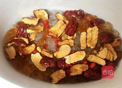 桃胶雪莲子炖品的做法图解1