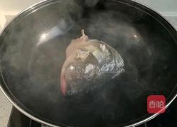 酸菜鱼头的做法图解1